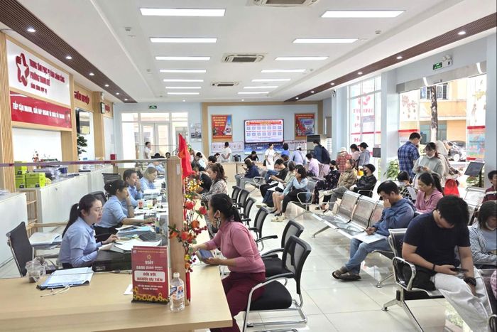 Việc phân cấp, ủy quyền nhiệm vụ giúp phường Thanh Khê giải quyết nhanh thủ tục hành chính cho người dân. Ảnh: BẢO DUY