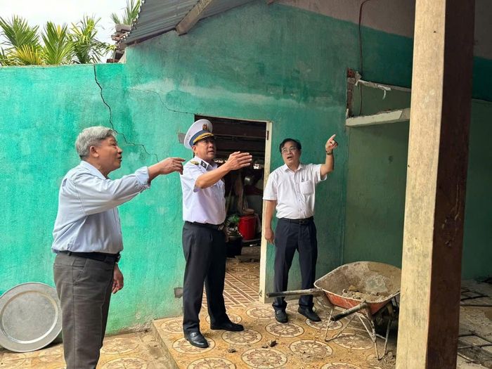 Lãnh đạo Hội Nạn nhân chất độc da cam/dioxin thành phố và Bộ Tư lệnh Vùng 3 Hải quân khảo sát nhà ở xuống cấp của đối tượng chính sách để hỗ trợ kinh phí xây mới. Ảnh: LAM PHƯƠNG
