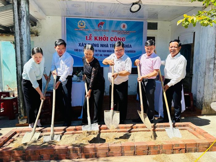 Đại diện Hội Nạn nhân chất độc da cam/dioxin thành phố, Quân chủng Hải quân và chính quyền địa phương khởi công xây nhà mới cho nạn nhân da cam khó khăn. Ảnh: LAM PHƯƠNG