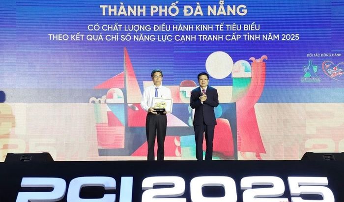 Phó Chủ tịch UBND thành phố Trần Chí Cường (bên trái) nhận chứng nhận về Chất lượng điều hành kinh tế tiêu biểu theo kết quả Chỉ số PCI 2025. Ảnh: MAI QUẾ