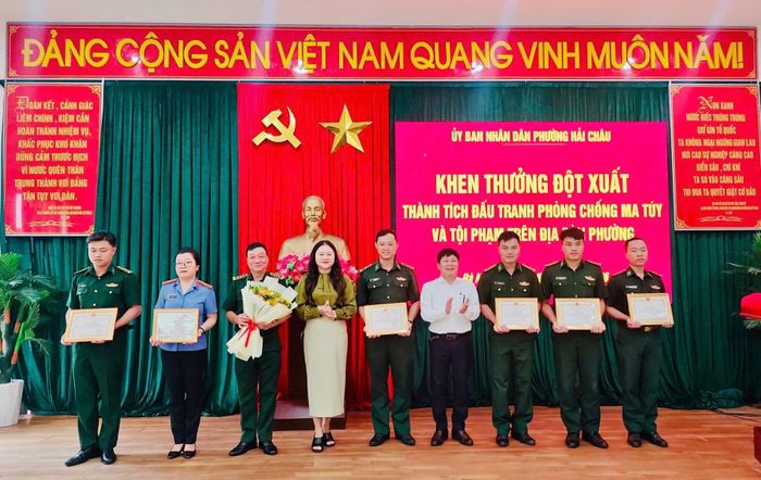 Lãnh đạo phường Hải Châu khen thưởng các tập thể, cá nhân có thành tích xuất sắc trong công tác đấu tranh phòng, chống ma túy và tội phạm. Ảnh: BÁ VĨNH - M.P