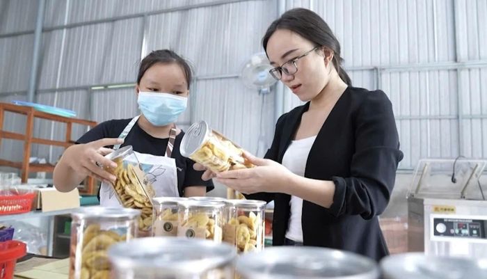 Sản phẩm Snack chuối Bana của Hợp tác xã Nông nghiệp xanh Đất Quảng đạt chuẩn OCOP 4 sao. Ảnh: QUANG VIỆT