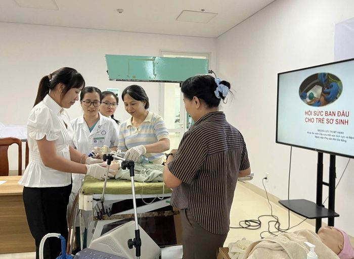 Bệnh viện Phụ sản - Nhi Đà Nẵng đào tạo hồi sức sơ sinh cho cán bộ y tế. Ảnh: L.H