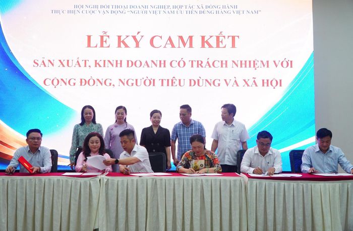 Tại hội nghị, đại diện các cơ quan, doanh nghiệp, hợp tác xã ký cam kết sản xuất, kinh doanh có trách nhiệm với cộng đồng, người tiêu dùng và xã hội. Ảnh: TÂM ĐAN