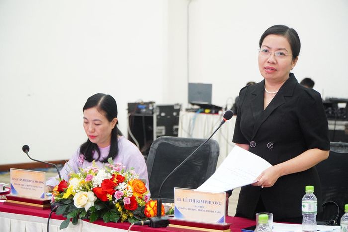 Giám đốc Sở Công Thương Lê Thị Kim Phương (bên phải) phát biểu tại hội nghị. Ảnh: TÂM ĐAN