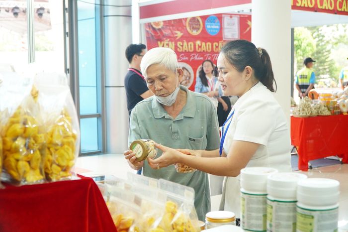 Người dân tìm hiểu, mua sản phẩm tại Hội chợ Hàng Việt Đà Nẵng 2026. Ảnh: TÂM ĐAN