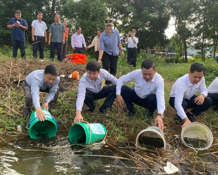 Thả 7.500 con cá giống xuống dòng sông Cu Đê. Ảnh: KHÁNH LINH
