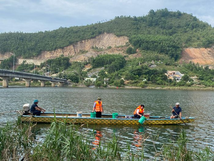 Hành động thả cá sẽ giúp phục hồi nguồn lợi thủy sản trên các dòng sông trên địa bàn thành phố. Ảnh: KHÁNH LINH