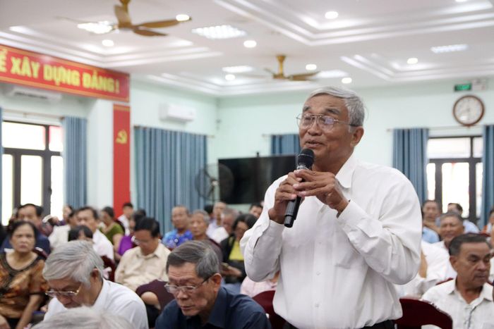 Cử tri phường Liên Chiểu kiến nghị tại buổi tiếp xúc. Ảnh: TRỌNG HUY