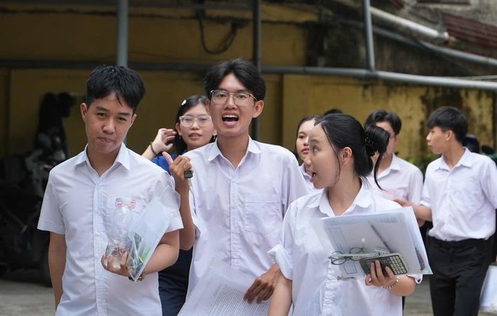 Thí sinh tại điểm thi Trường THPT Phan Bội Châu (phường Hương Trà). Ảnh: HỒ QUÂN