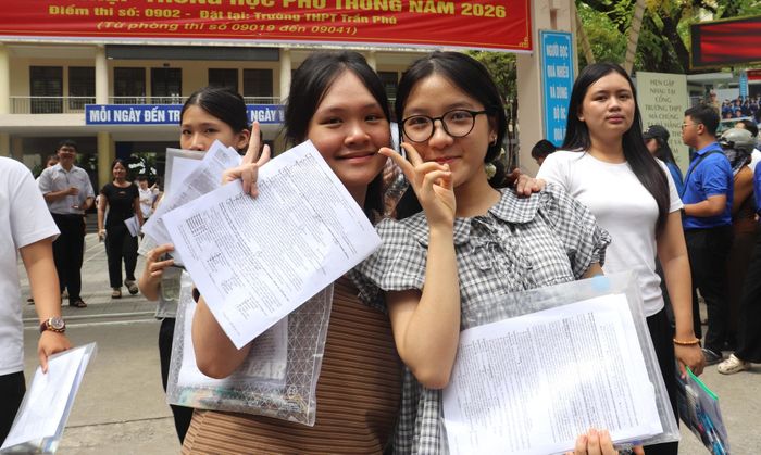 Thí sinh ra về kết thúc kỳ thi. Ảnh: NGỌC HÀ