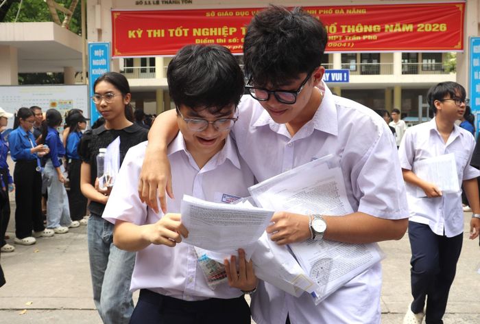 Thí sinh vui vẻ trao đổi về đề thi. Ảnh: NGỌC HÀ