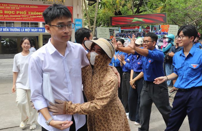 Thí sinh ra về trong vòng tay của phụ huynh. Ảnh: NGỌC HÀ
