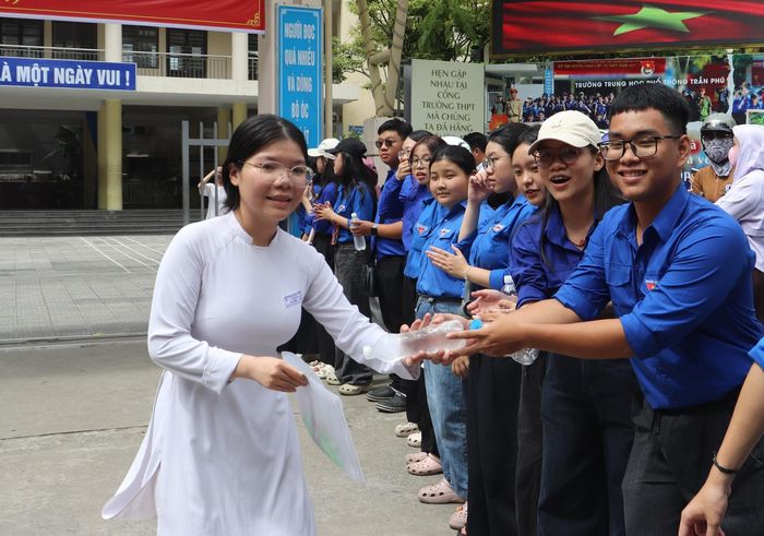 Đoàn viên thanh niên động viên thí sinh sau buổi thi. Ảnh: NGỌC HÀ
