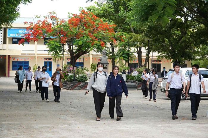 Thí sinh tại điểm thi Trường THPT Phan Bội Châu (phường Hương Trà). Ảnh: HỒ QUÂN