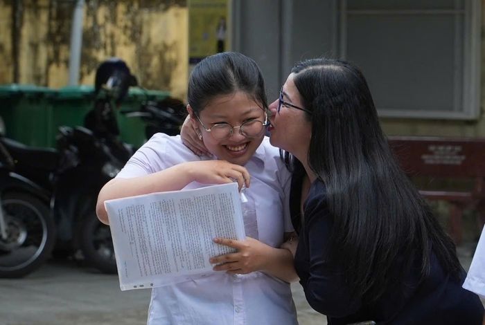Thí sinh được phụ huynh động viên sau khi hoàn thành kỳ thi. Ảnh: HỒ QUÂN