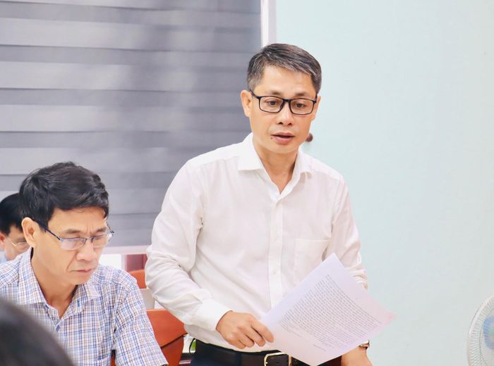 Bí thư Đảng ủy, Chủ tịch HĐND phường Hội An Tây Nguyễn Đức Chung báo cáo tại buổi làm việc. Ảnh: QUỐC TUẤN
