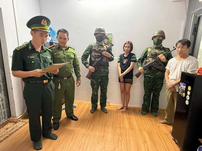 Lực lượng Biên phòng Phú Lộc phối hợp Công an phường Thanh Khê thi hành lệnh khám xét khẩn cấp nơi ở của đối tượng liên quan đến vụ án mua bán, tàng trữ trái phép chất ma túy. Ảnh: BÁ VĨNH