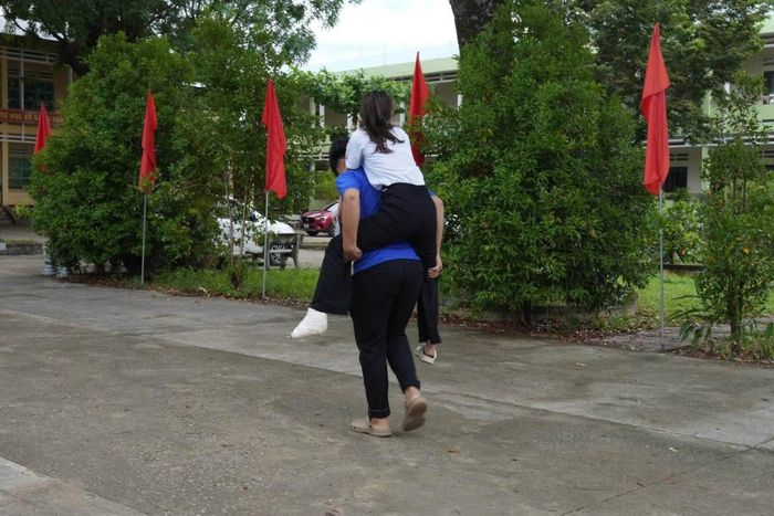 Hỗ trợ thí sinh tại xã Thu Bồn. Ảnh: Thành đoàn