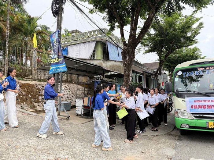 Các tình nguyện viên tiếp sức mùa thi. Ảnh: Thành đoàn