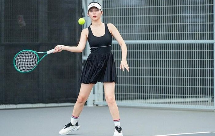 Nàng hậu cho biết cô hiện tập tập ít nhất 2 buổi tennis trong tuần, mỗi buổi khoảng 5 tiếng.
