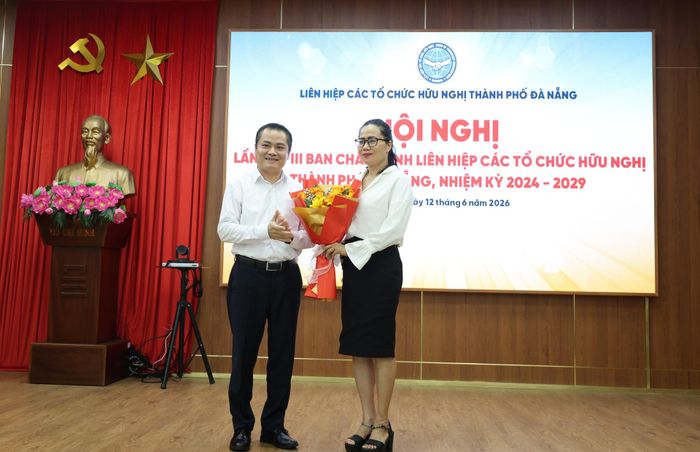 Chủ tịch Liên hiệp các tổ chức hữu nghị thành phố Nguyễn Ngọc Bình tặng hoa chúc mừng bà Phan Thị Thủy được bầu làm Phó Chủ tịch Liên hiệp các tổ chức hữu nghị thành phố, nhiệm kỳ 2024 - 2029. Ảnh: NGỌC HÀ