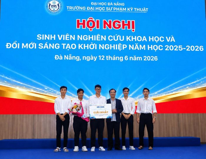 Trao giải Nhất cuộc thi cho nhóm sinh viên. Ảnh: QUỐC TUẤN