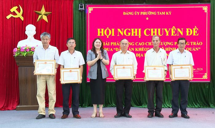Đảng ủy phường Tam Kỳ trao giấy khen cho 5 chi bộ tổ dân phố có thành tích tiêu biểu trong thực hiện phong trào thi đua “Dân vận khéo”. Ảnh: HỒ QUÂN