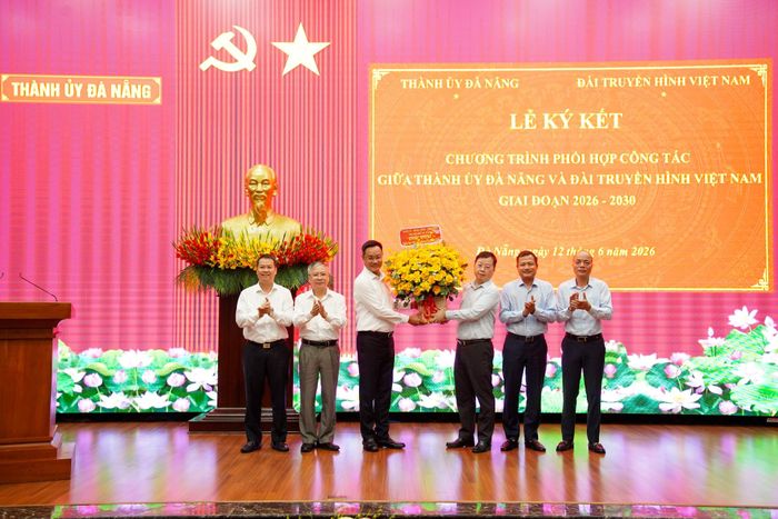 Bí thư Thành ủy Lê Ngọc Quang cùng lãnh đạo HĐND, UBND thành phố tặng hoa chúc mừng lãnh đạo VTV trước thềm Ngày Báo chí Cách mạng Việt Nam 21/6. Ảnh: THÀNH CÔNG