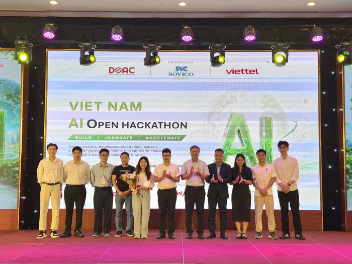 Phó Chủ tịch UBND thành phố Hồ Quang Bửu (thứ 5, từ phải sang) trao giải Nhất cuộc thi Vietnam Al Open Hackathon cho đội Port8889. Ảnh: QUỐC TUẤN