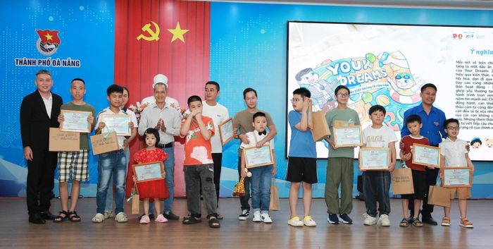 Các "họa sĩ nhí" nhận giải A trong cuộc thi vẽ tranh “Thế giới xung quanh em”. Ảnh: ĐẮC MẠNH