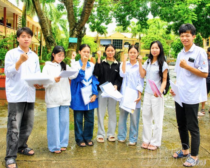 Các sĩ tử Điện Biên thể hiện sự lạc quan sau khi kết thúc môn thi cuối cùng.