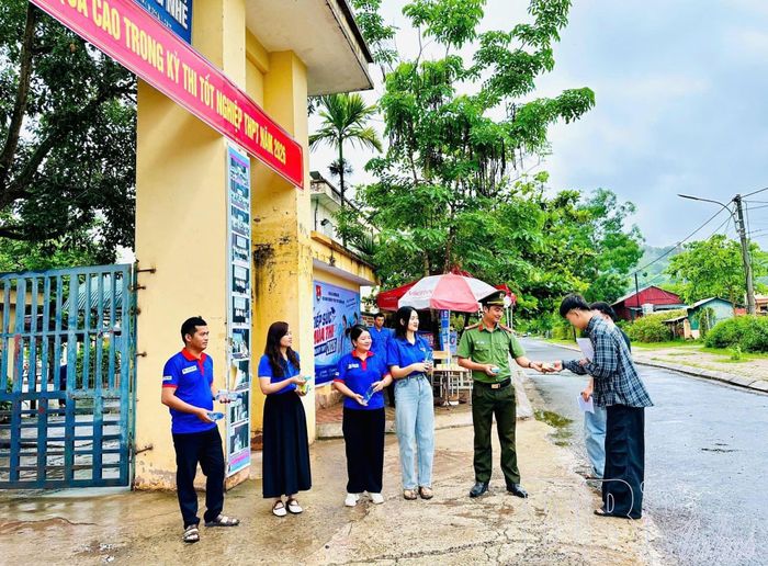 Thí sinh được "tiếp sức" tại điểm thi Trường THPT Mường Nhé.