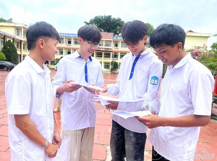 Thí sinh thảo luận về đề thi.