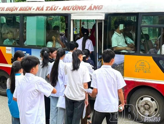 Học sinh Trường PTDTNT Mường Ảng được hỗ trợ đưa đón bằng ô tô đến điểm thi.