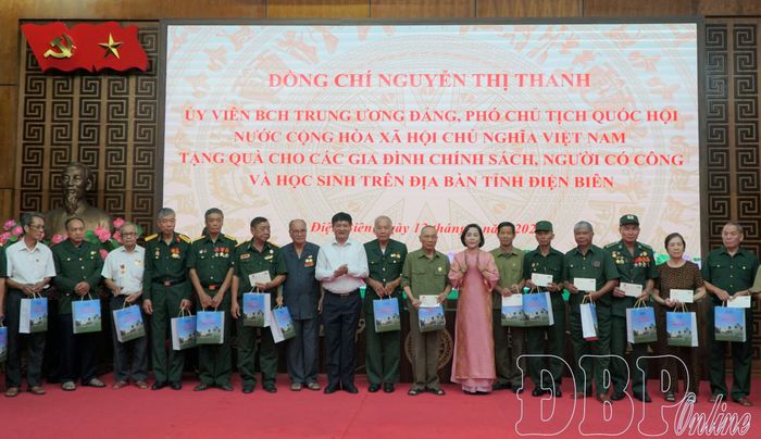Phó Chủ tịch Quốc hội Nguyễn Thị Thanh và Phó Bí thư Thường trực Tỉnh ủy, Chủ tịch HĐND tỉnh Lê Thành Đô trao quà cho thương, bệnh binh.