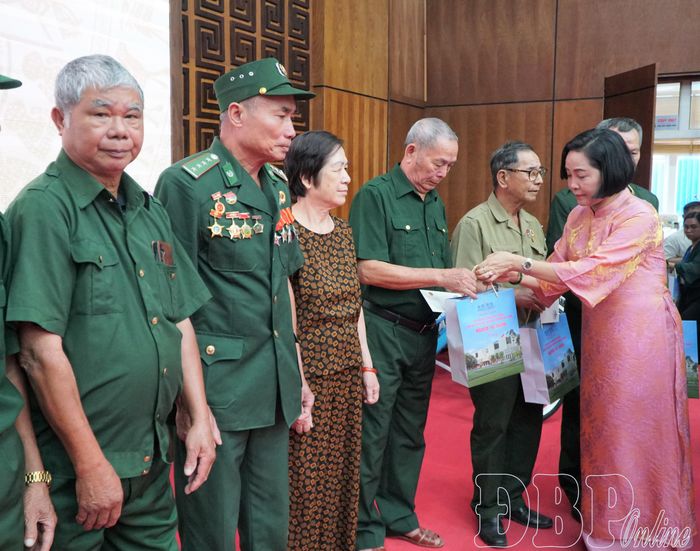 Phó Chủ tịch Quốc hội Nguyễn Thị Thanh trao quà cho các thương, bệnh binh.