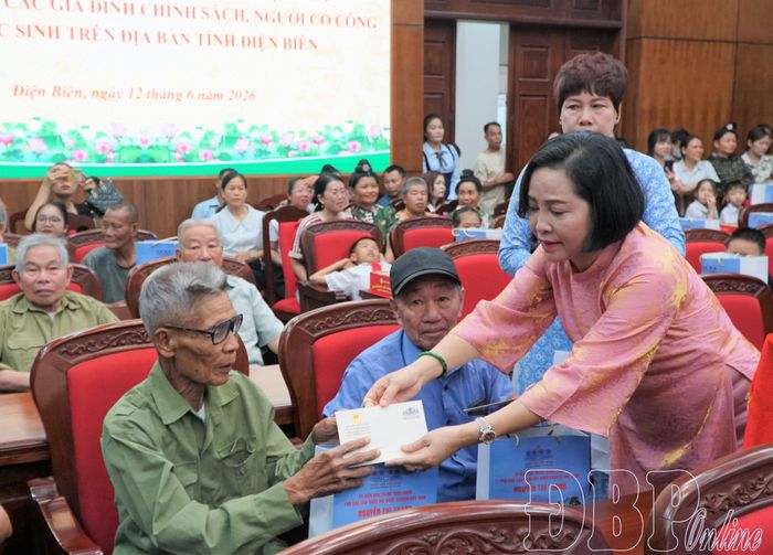 Phó Chủ tịch Quốc hội Nguyễn Thị Thanh trao quà cho gia đình chính sách, thương bệnh binh, người có công với cách mạng.
