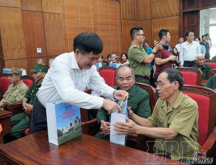 Phó Bí thư Thường trực Tỉnh ủy, Chủ tịch HĐND tỉnh Lê Thành Đô trao quà cho gia đình chính sách, thương, bệnh binh, người có công với cách mạng.