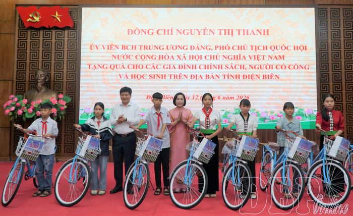 Phó Chủ tịch Quốc hội Nguyễn Thị Thanh và Phó Bí thư Thường trực Tỉnh ủy, Chủ tịch HĐND tỉnh Lê Thành Đô trao xe đạp cho học sinh.
