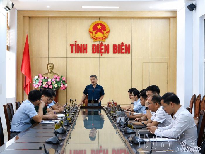 Đại biểu dự họp đánh giá tiến độ xây dựng trường học xã biên giới.