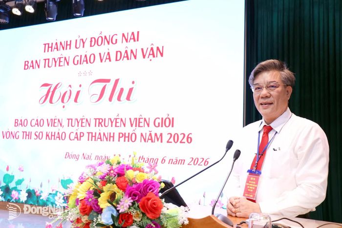 Đồng chí Dương Minh Dũng, Ủy viên Ban Thường vụ Thành ủy, Trưởng ban Tuyên giáo và Dân vận Thành ủy, Trưởng ban Tổ chức hội thi phát biểu khai mạc hội thi. Ảnh: Ngọc Thuận