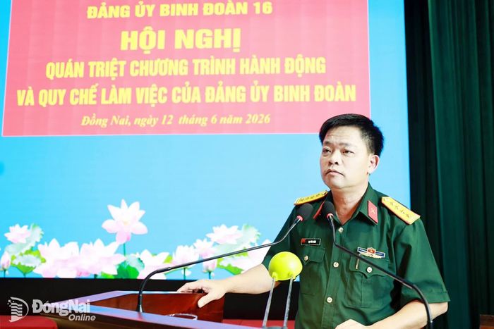 Đại tá Lại Văn Tuấn, Chủ nhiệm Chính trị Binh đoàn 16 quán triệt Quy chế lãnh đạo công tác bảo vệ an ninh Quân đội và công tác dân vận của Đảng ủy Binh đoàn.