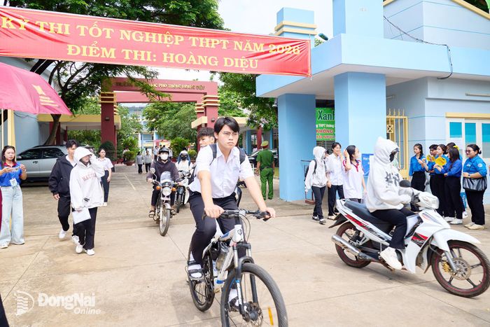 Thí sinh phấn khởi rời điểm thi Trường THPT Hoàng Diệu (phường Bảo Vinh, thành phố Đồng Nai). Ảnh: Thành Long