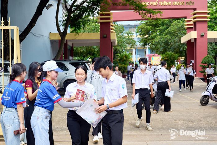 Thanh niên tình nguyện đồng hành cùng thí sinh suốt 3 ngày diễn ra kỳ thi. Ảnh: Thành Long