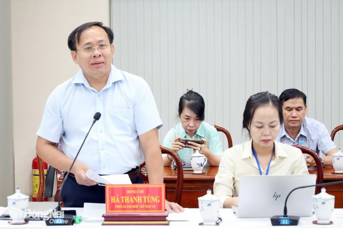 Phó Giám đốc Sở Nội vụ Hà Thanh Tùng báo cáo tại hội nghị. Ảnh: Hồ Thảo