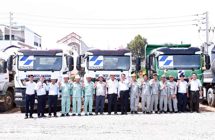 Máy móc và công nhân thi công dự án đã sẵn sàng. Ảnh: Công Nghĩa