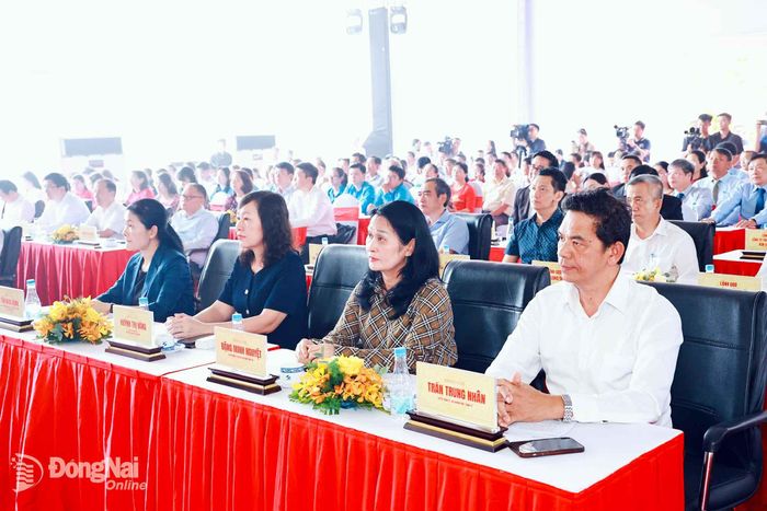 Các đồng chí lãnh đạo Thành ủy, HĐND, UBND, Ủy ban MTTQ Việt Nam thành phố Đồng Nai dự lễ khởi công. Ảnh: Công Nghĩa
