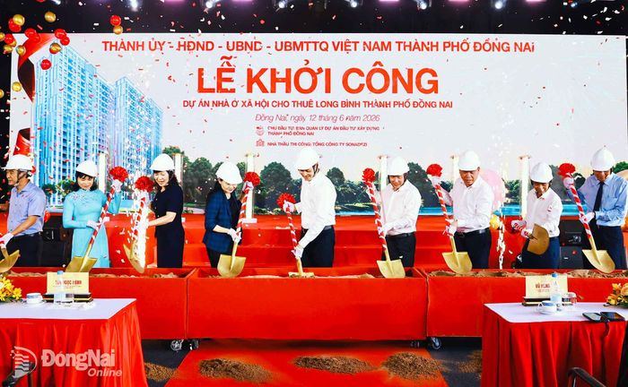 Các đồng chí lãnh đạo Thành ủy, UBND thành phố thực hiện nghi thức động thổ khởi công Dự án nhà ở xã hội cho thuê Long Bình. Ảnh: Công Nghĩa