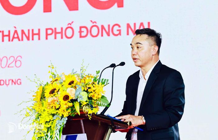 Ông Nguyễn Anh Tuấn, Phó Giám đốc Ban Quản lý Dự án đầu tư xây dựng thành phố Đồng Nai, đại diện chủ đầu tư phát biểu cam kết tại buổi lễ. Ảnh: Công Nghĩa